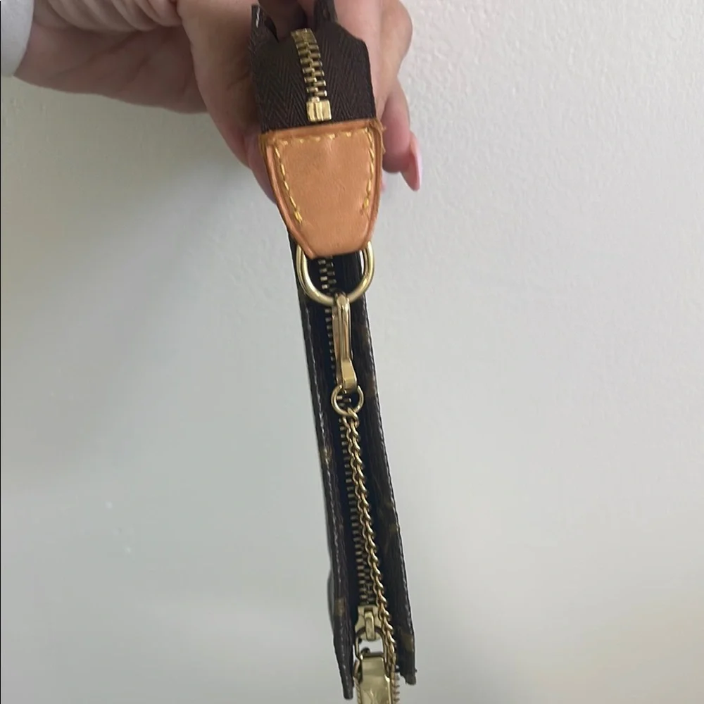 Louis Vuitton Monogram Pochette - Picture 3 of 11